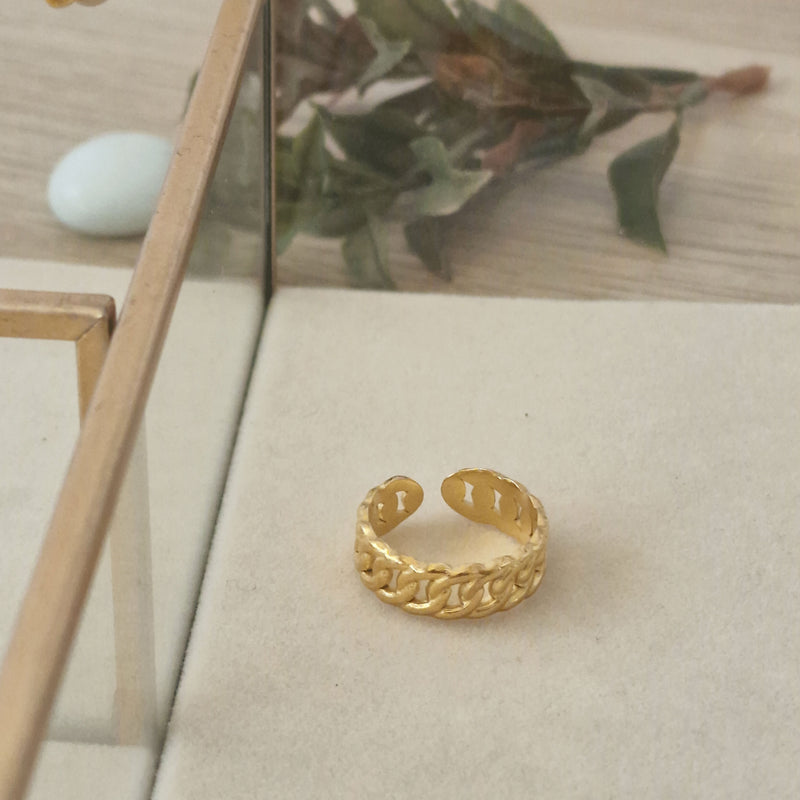 Anillo de eslabones en acero dorado - DiversoWomen