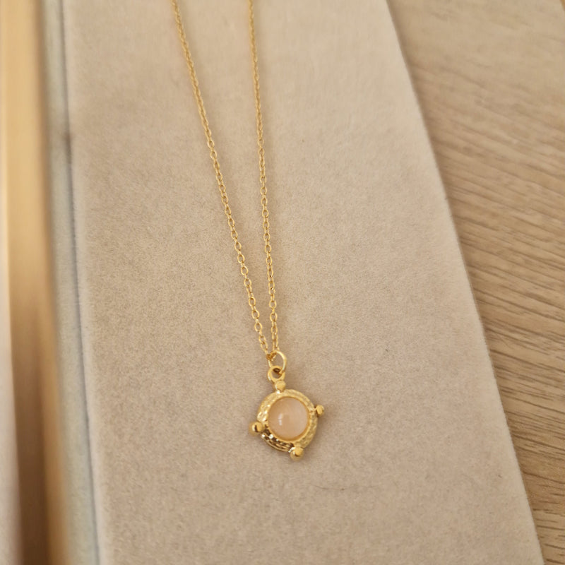 Colgante con esfera rosa de acero dorado - DiversoWomen